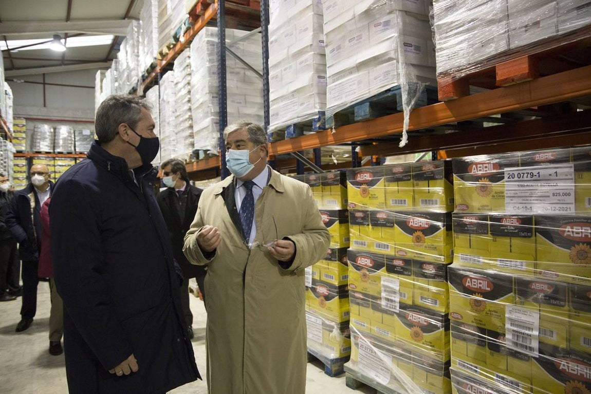 El alcalde visita la nueva nave del Banco de Alimentos en Mercasevilla