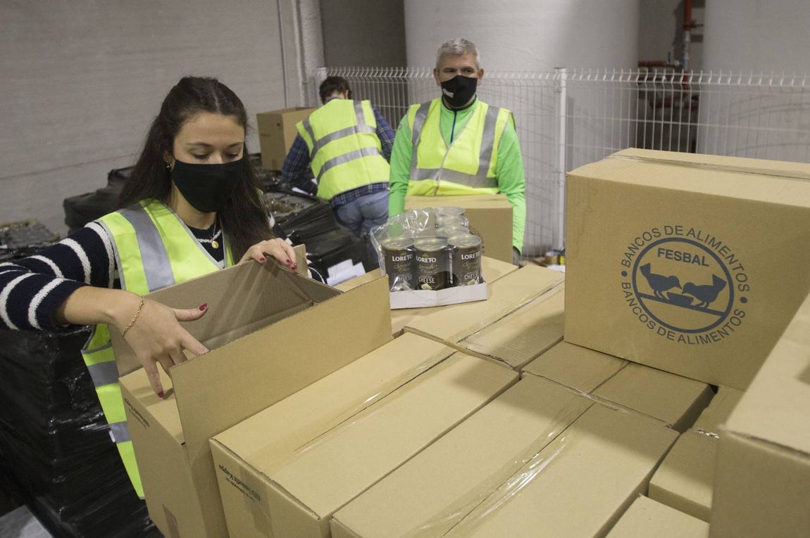 El alcalde visita la nueva nave del Banco de Alimentos en Mercasevilla