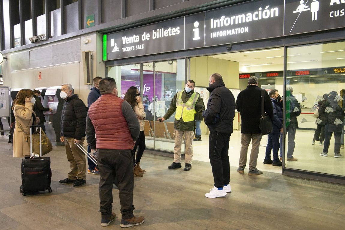 Colas en Santa justa tras reanudarse el servicio de AVE a Madrid