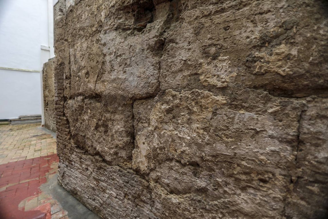Lienzo de muralla que ha salido a la luz en la calle Castelar
