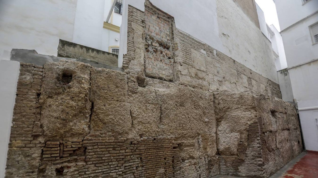 Las imágenes del lienzo de muralla que ha salido a la luz en la calle Castelar