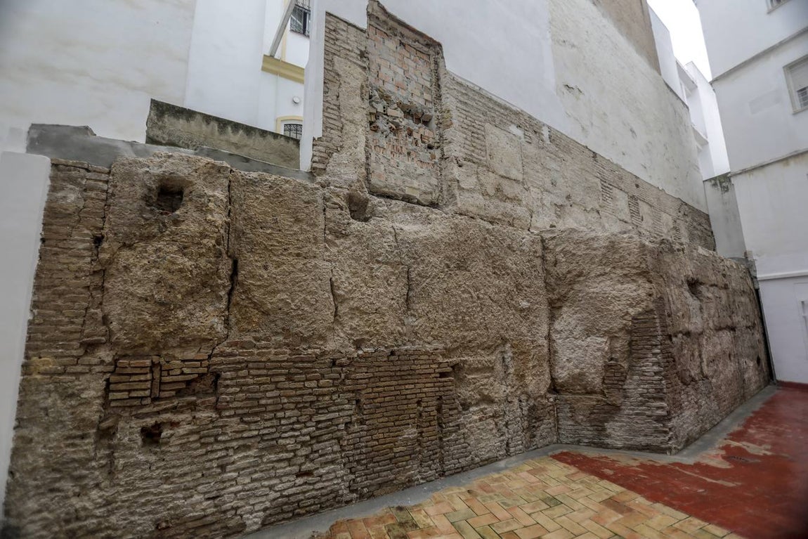 Lienzo de muralla que ha salido a la luz en la calle Castelar