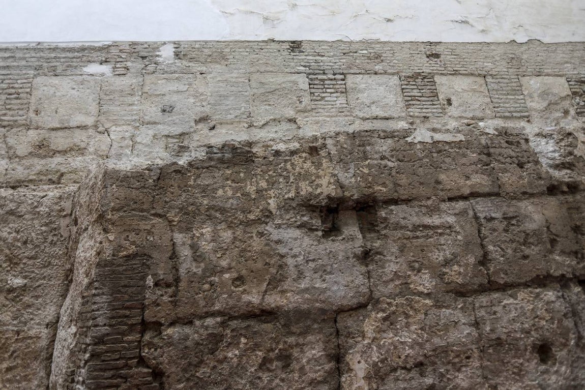 Lienzo de muralla que ha salido a la luz en la calle Castelar