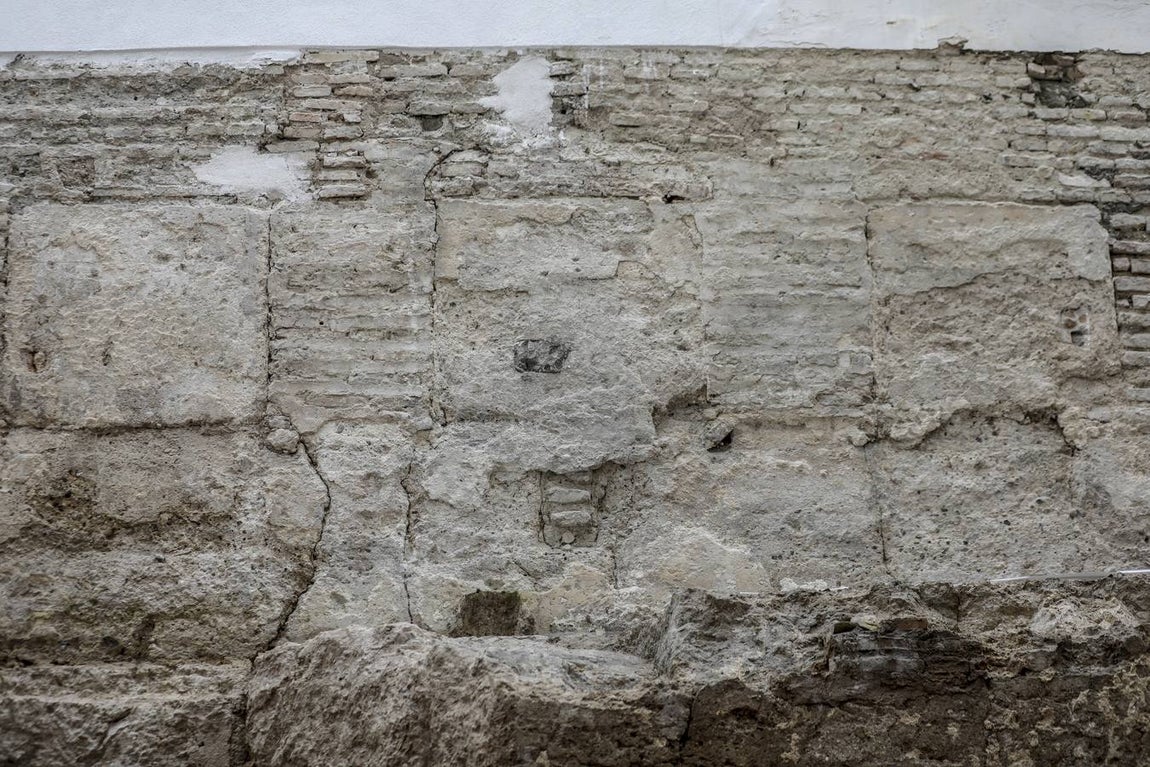 Lienzo de muralla que ha salido a la luz en la calle Castelar