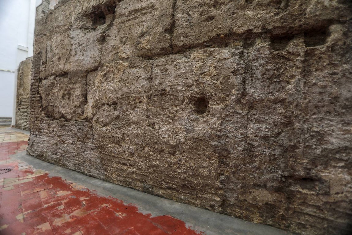 Lienzo de muralla que ha salido a la luz en la calle Castelar