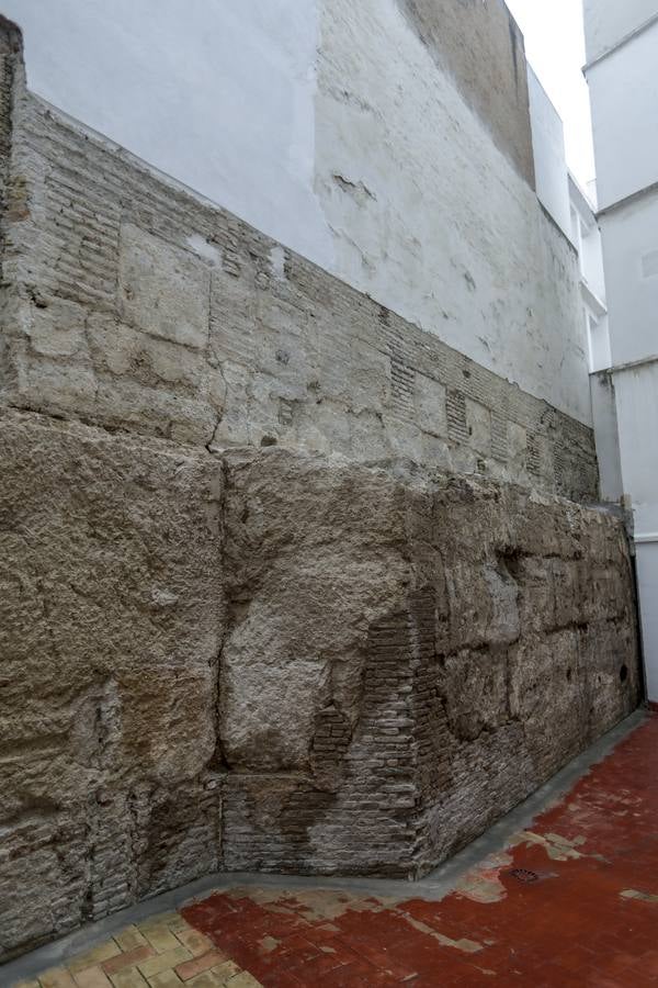 Lienzo de muralla que ha salido a la luz en la calle Castelar