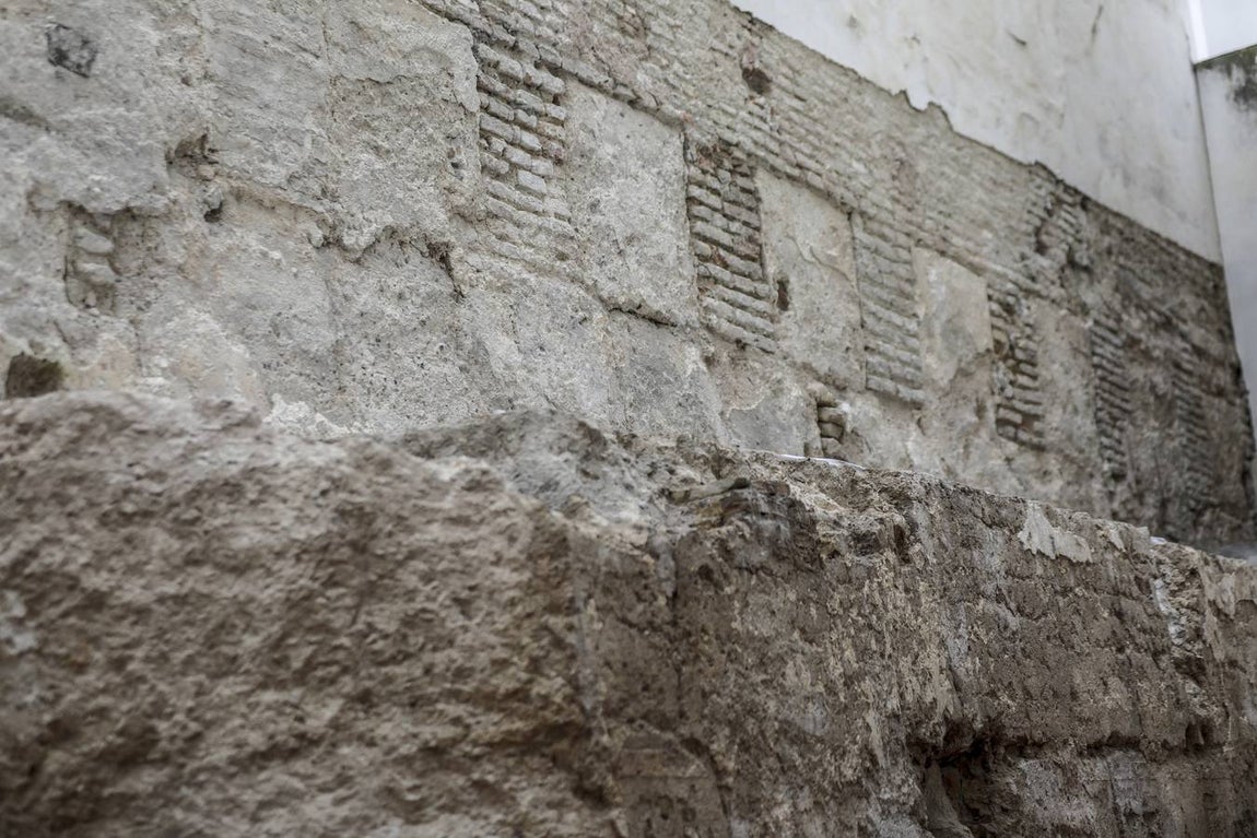 Lienzo de muralla que ha salido a la luz en la calle Castelar