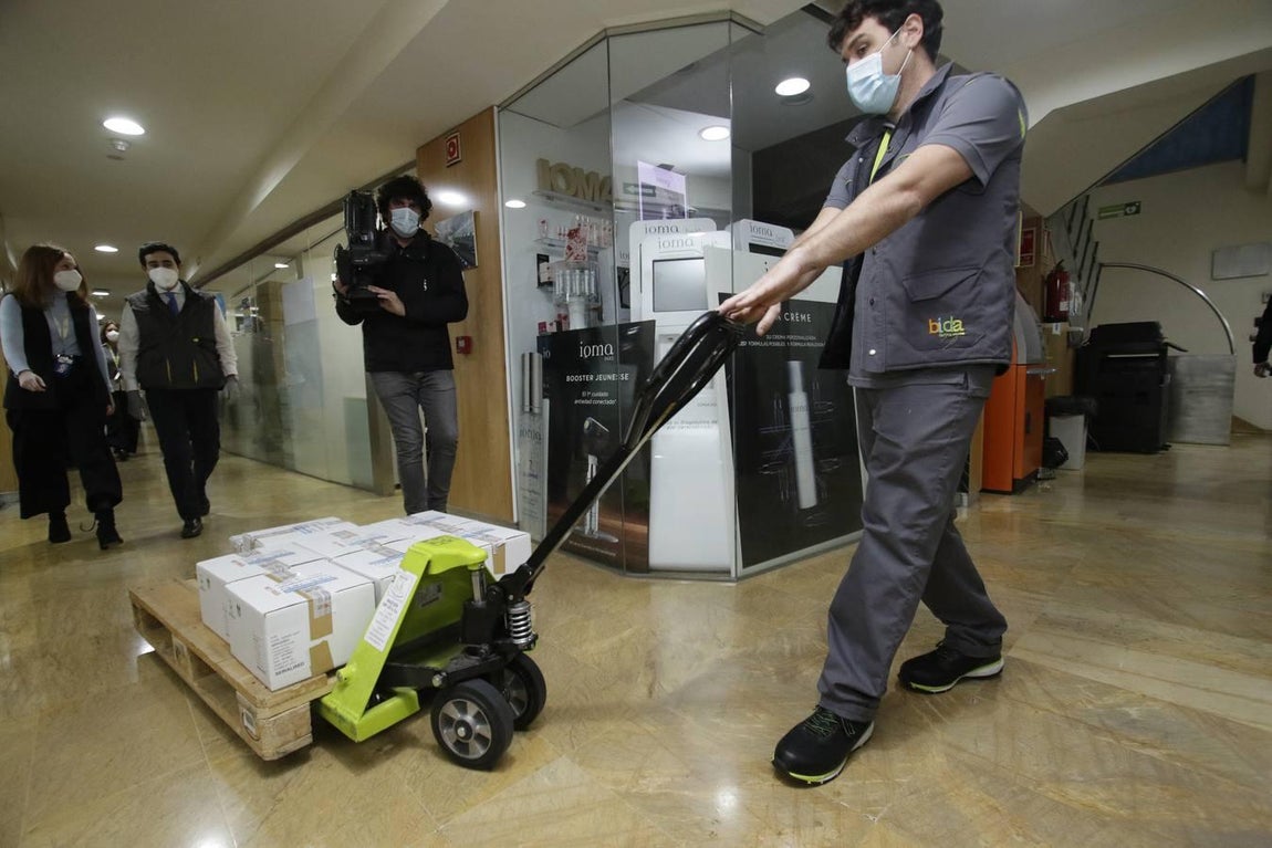 En imágenes, ya están en Sevilla las primeras vacunas de AstraZeneca