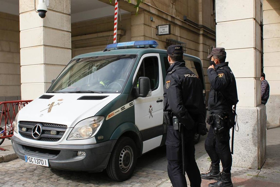 Fotogalería: La policía «blinda» los juzgados de Sevilla por el caso de la reyerta en San Jerónimo