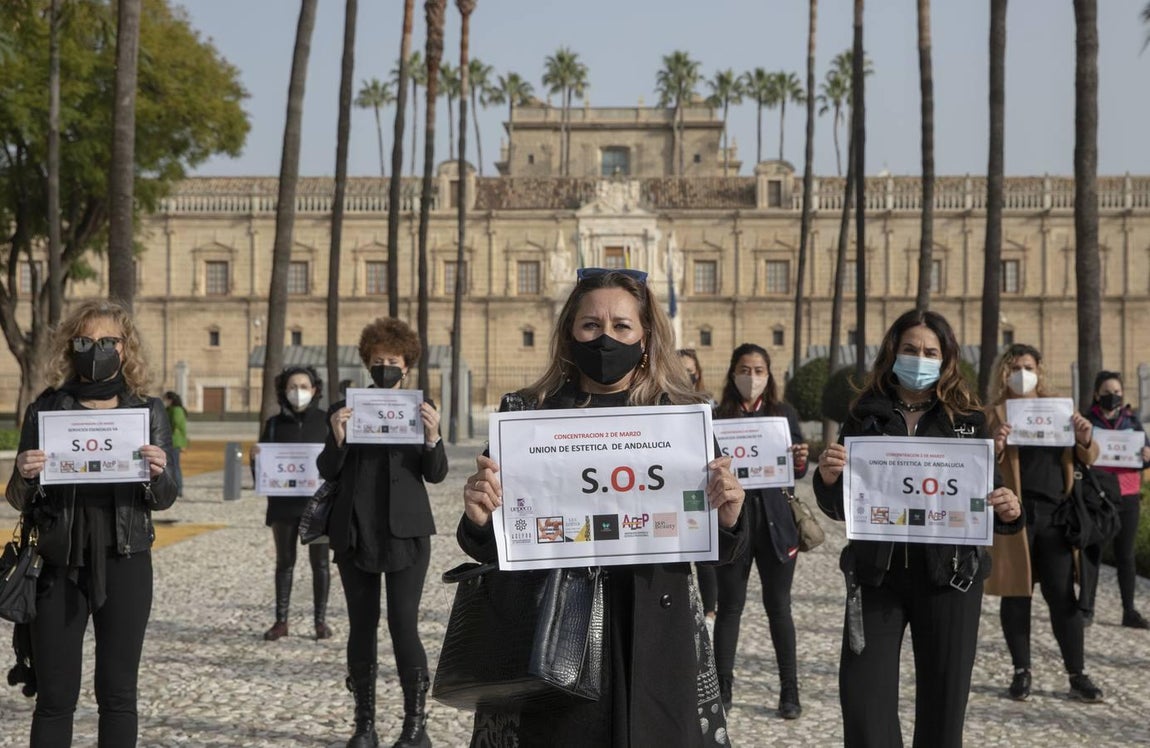Concentración del sector de la belleza ante el Parlamento andaluz
