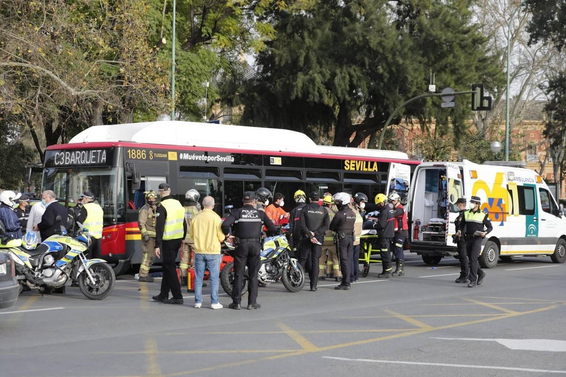En imágenes, grave accidente de tráfico en el Paseo de las Delicias de Sevilla
