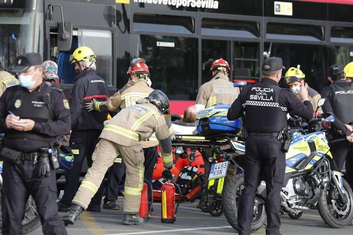 En imágenes, grave accidente de tráfico en el Paseo de las Delicias de Sevilla