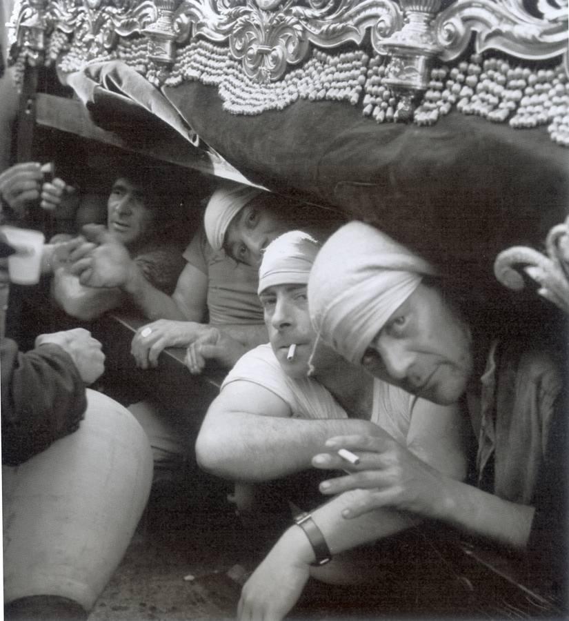 Una curiosa estampa de costaleros en el año 1963