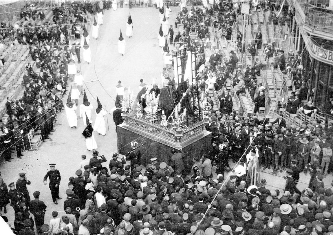Procesión de la Virgen de la Piedad con la cofradía del Baratillo, en la Campana para entrar a calle Sierpes durante el Miércoles Santo de 1900