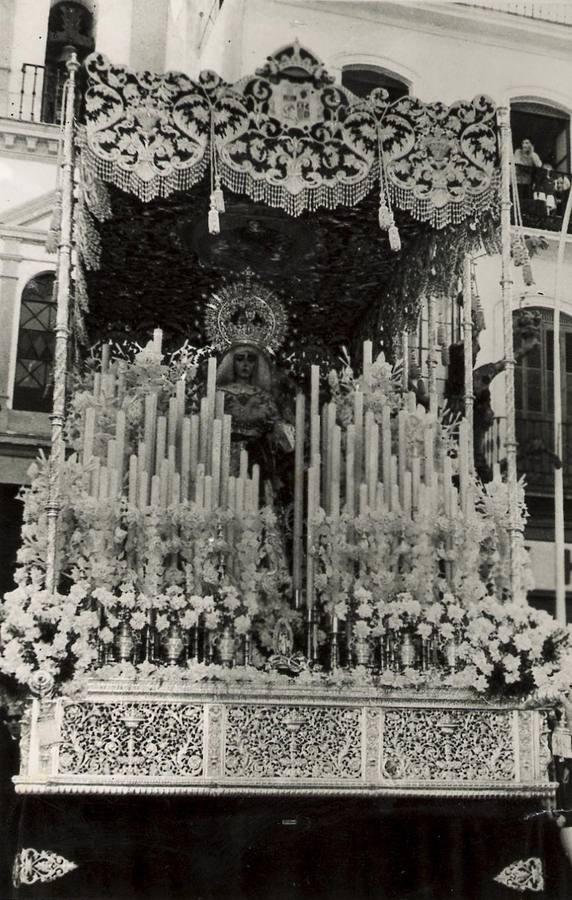 La Virgen de la Caridad del Baratillo cambió su palio, que pasó a ser el de la Virgen de los Dolores de la Cofradía del Abuelo de Jaén. Imagen de 1966