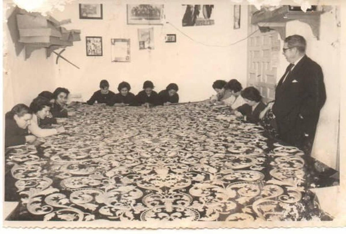 Bordadoras trabajando en el manto de María Santísima de la Caridad en su Soledad en 1960