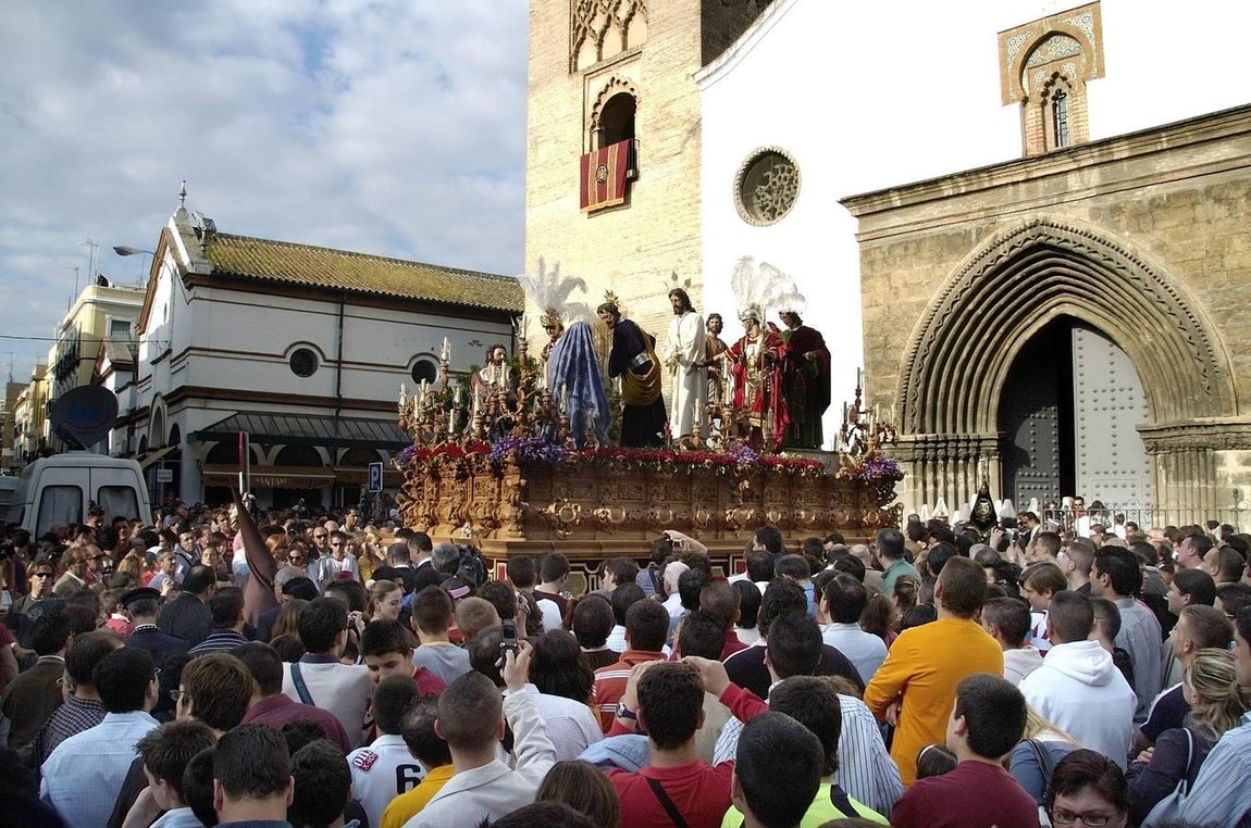 Salida de la parroquia Omnium Sanctorum de Nuestro Padre Jesús de la Paz de la Hermandad del Carmen en 2006