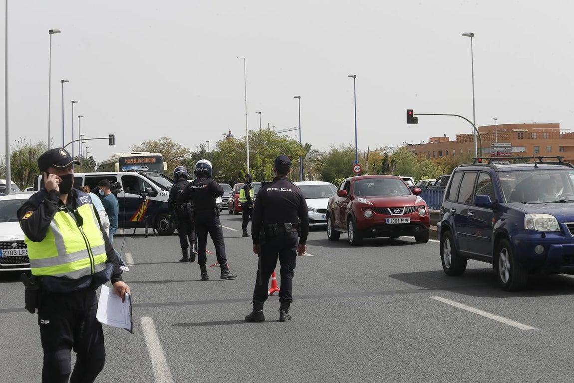 Control policial a la salida de Sevilla