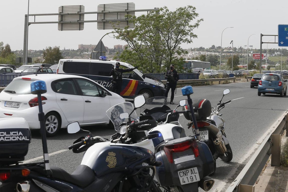 Control policial a la salida de Sevilla