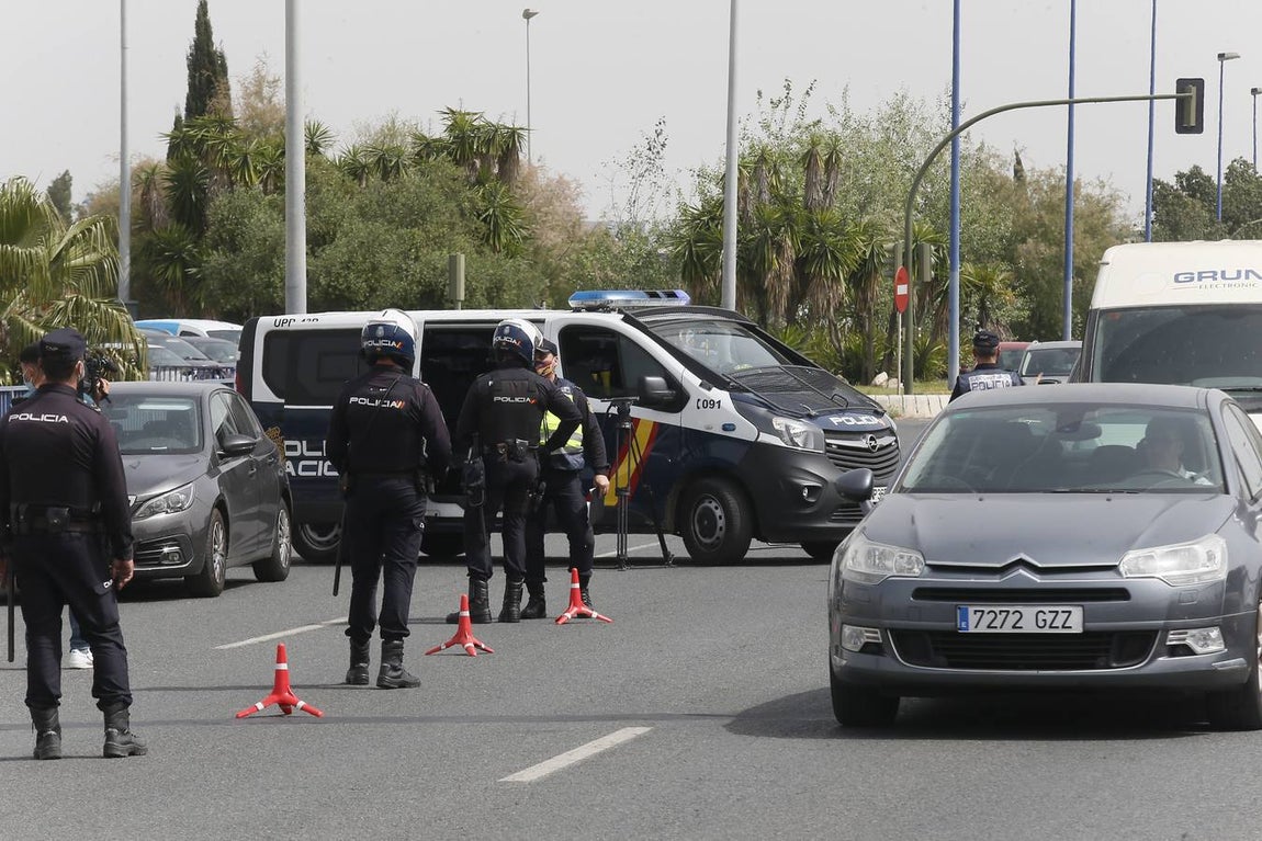 Control policial a la salida de Sevilla