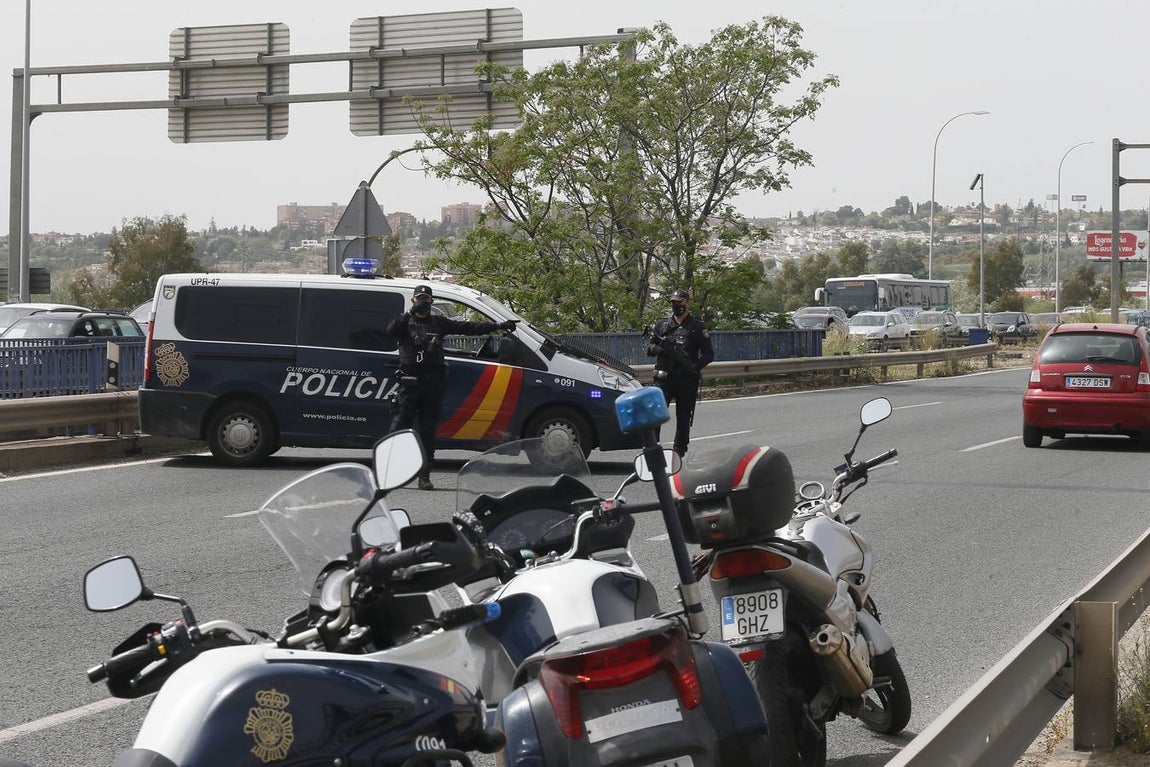 Control policial a la salida de Sevilla