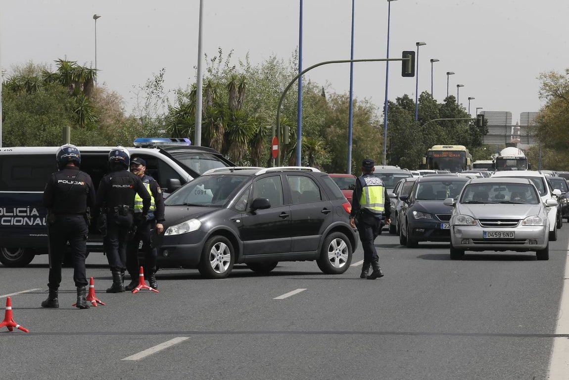 Control policial a la salida de Sevilla