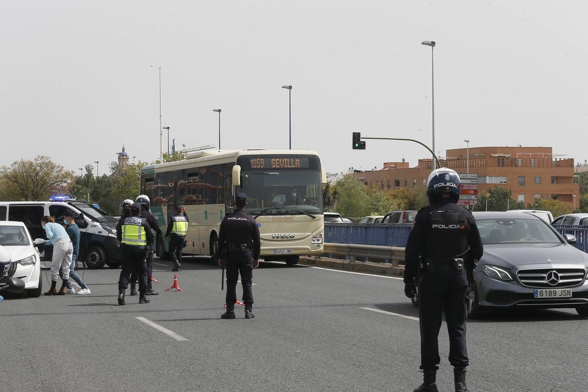 Control policial a la salida de Sevilla