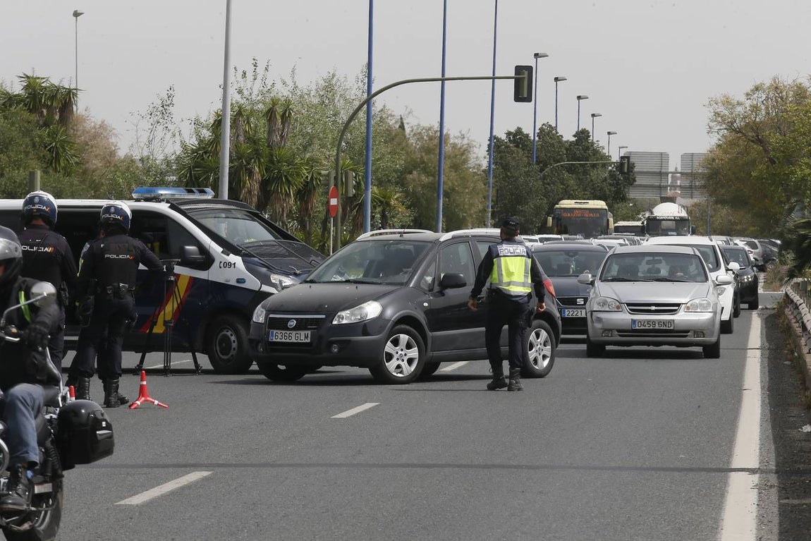 Control policial a la salida de Sevilla