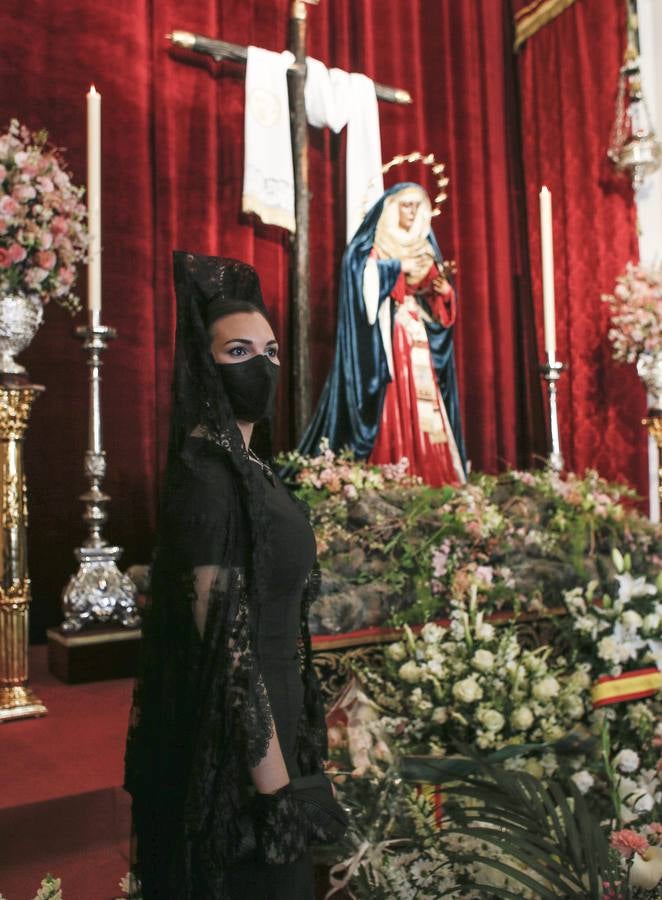 Semana Santa de Sevilla 2021: Las mantillas engalanan el Jueves Santo (I)