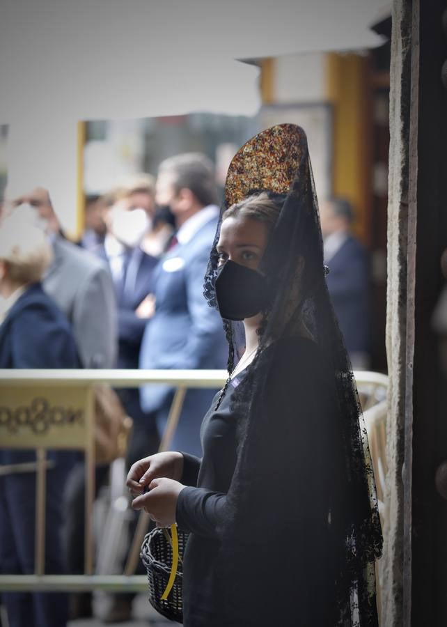 Semana Santa de Sevilla 2021: Las mantillas engalanan el Jueves Santo (I)