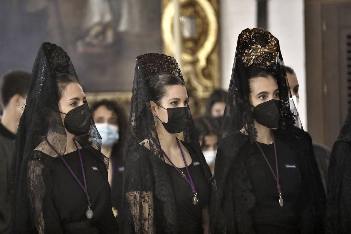 Semana Santa de Sevilla 2021: Las mantillas engalanan el Jueves Santo (I)