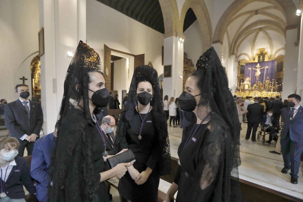 Semana Santa de Sevilla 2021: Las mantillas engalanan el Jueves Santo (I)