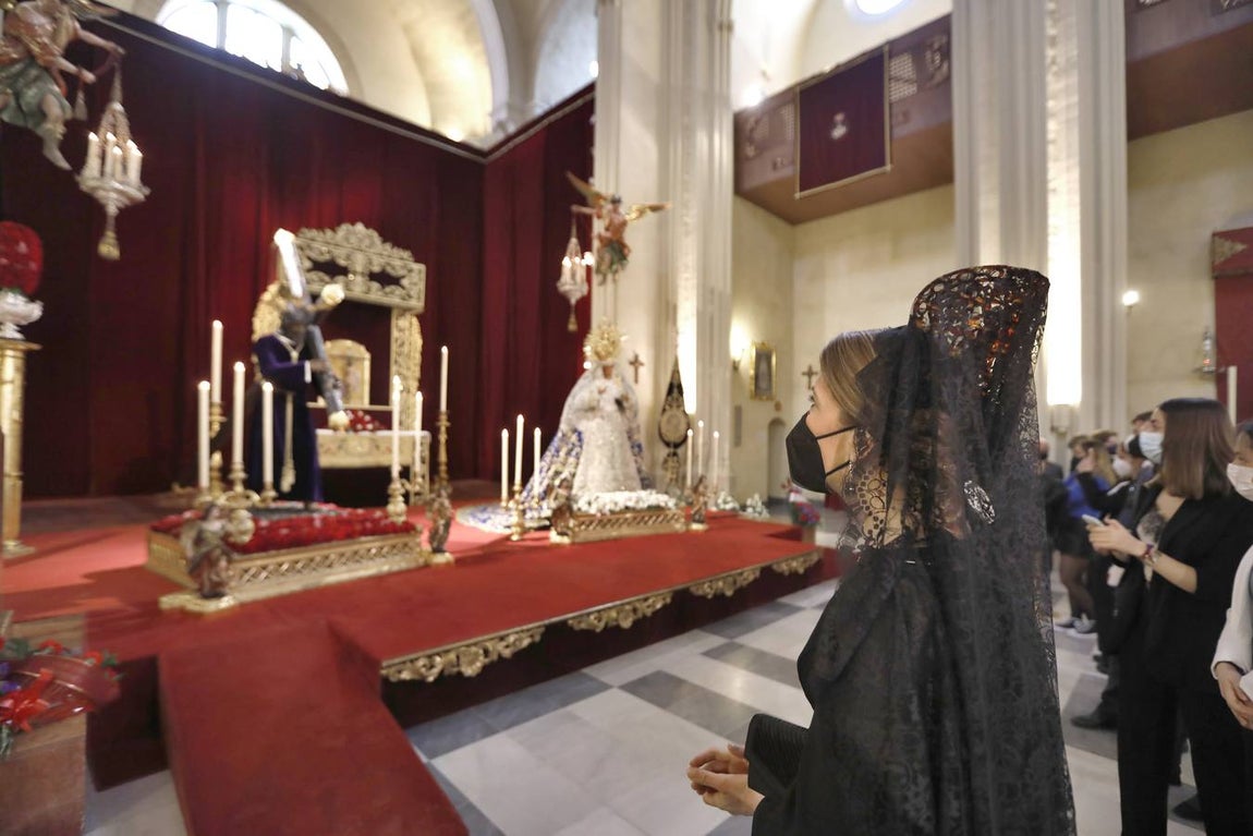 Semana Santa de Sevilla 2021: Las mantillas engalanan el Jueves Santo (I)