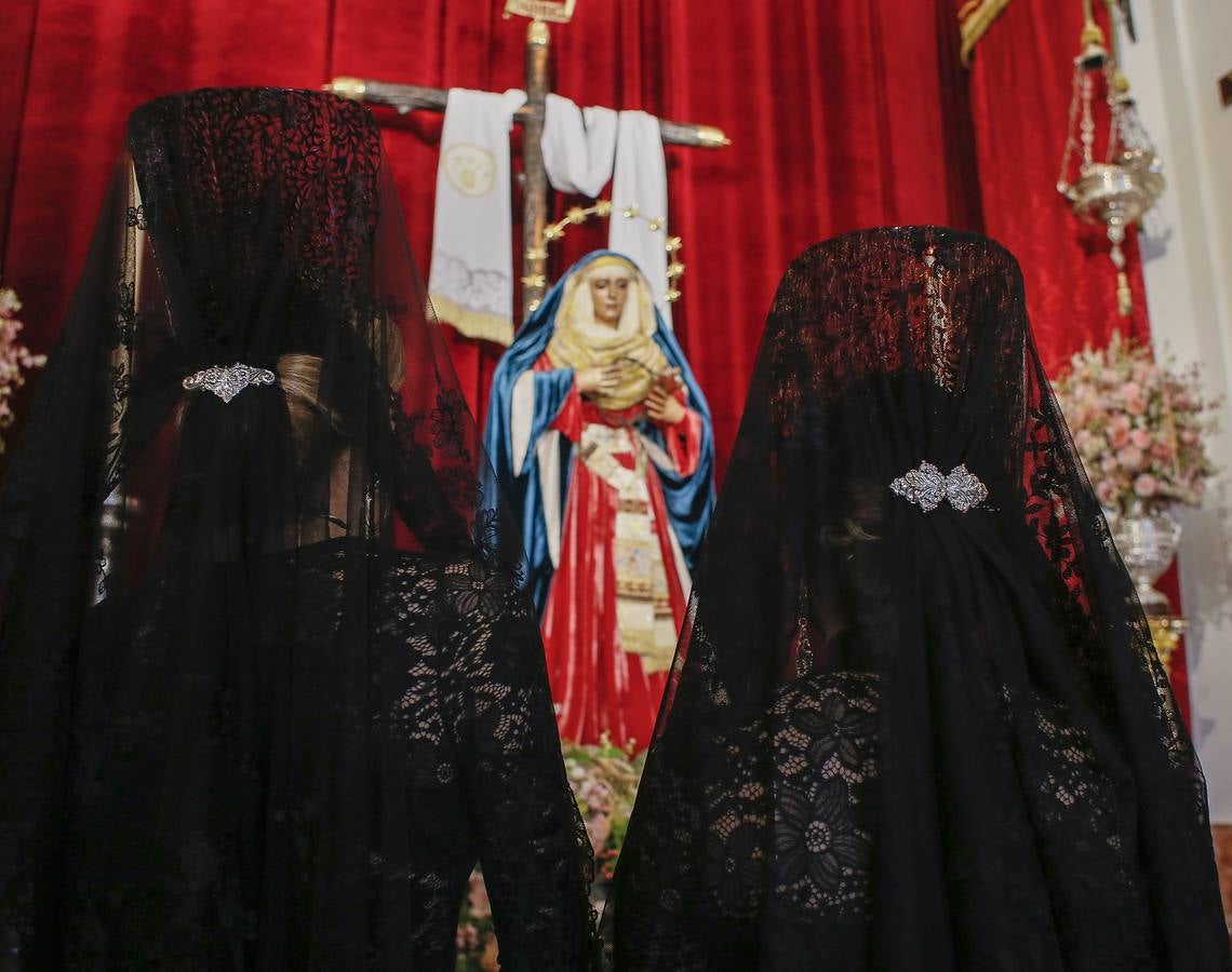 Semana Santa de Sevilla 2021: Las mantillas engalanan el Jueves Santo (I)