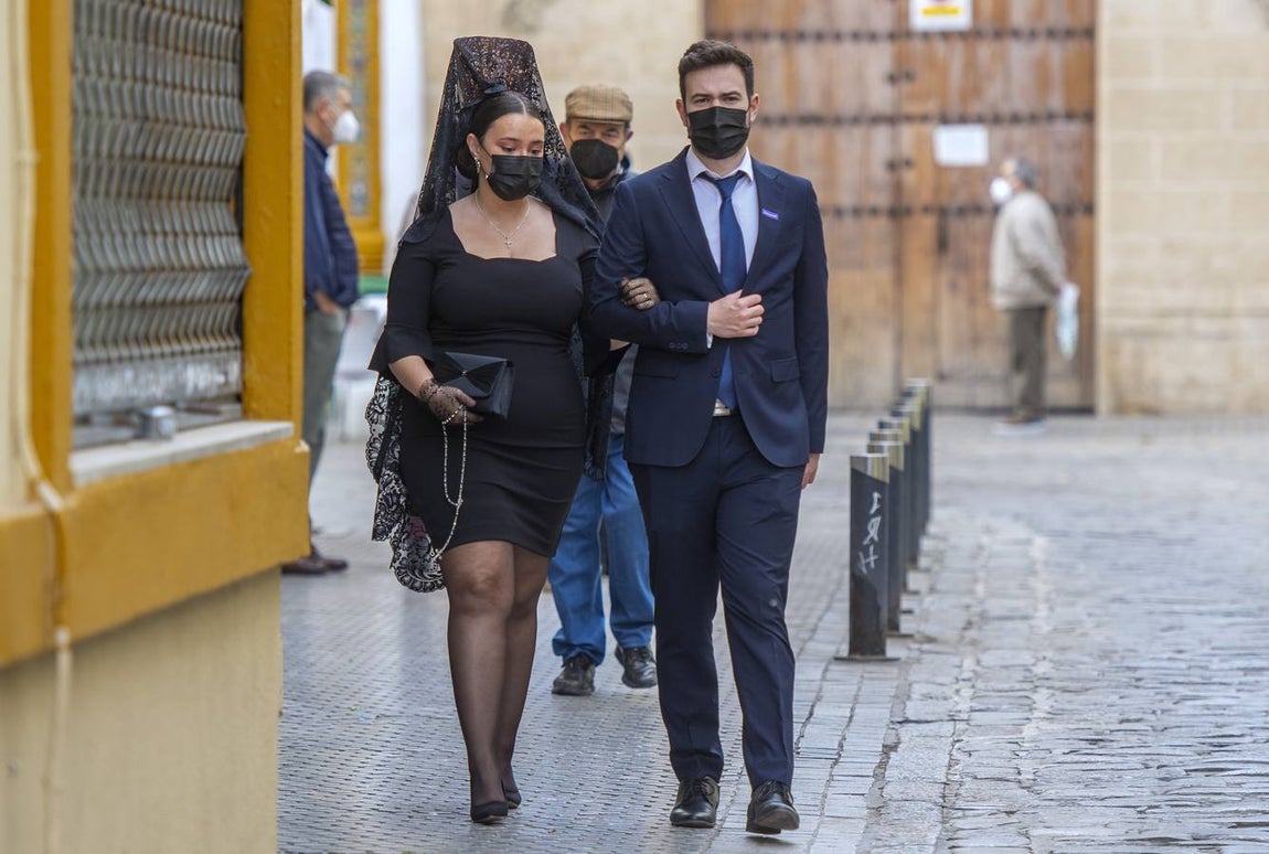 Semana Santa de Sevilla 2021: Las mantillas engalanan el Jueves Santo (I)