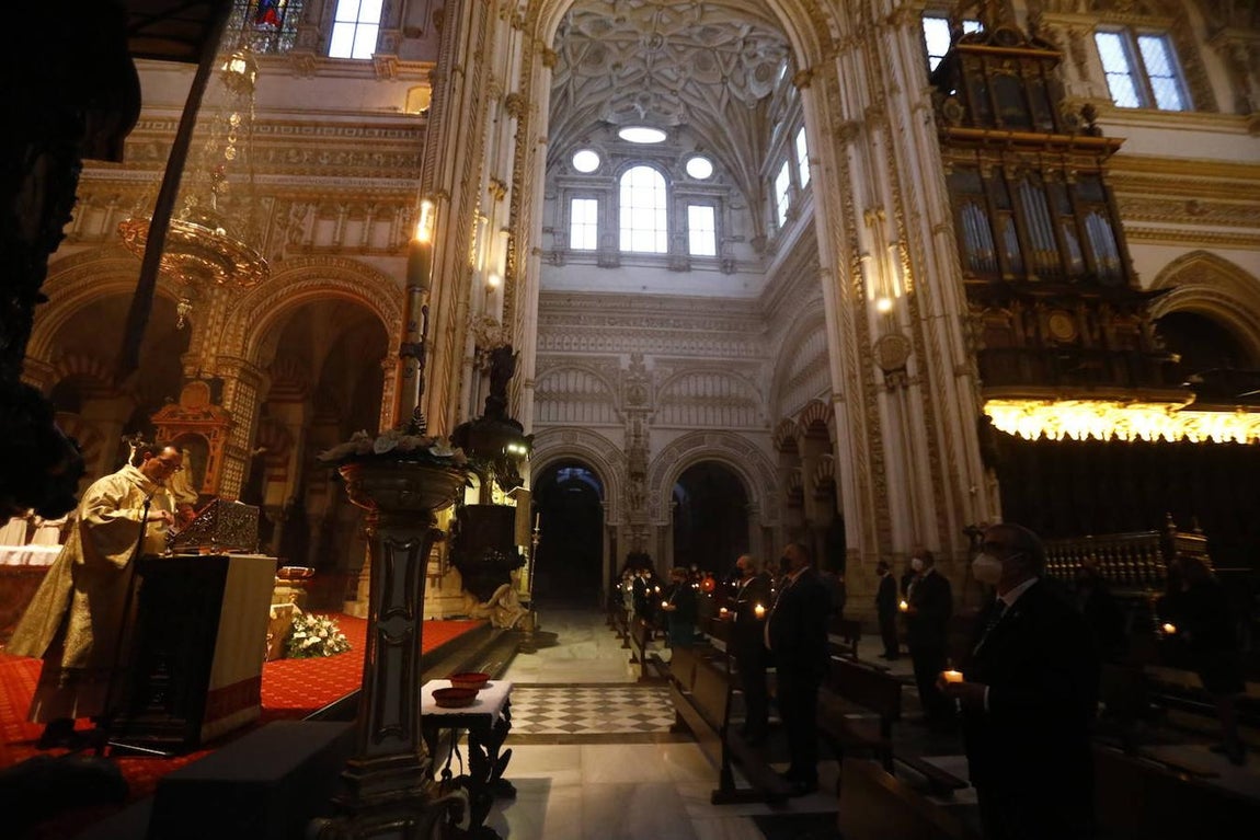 La Vigilia Pascual en la Catedral de Córdoba, en imágenes