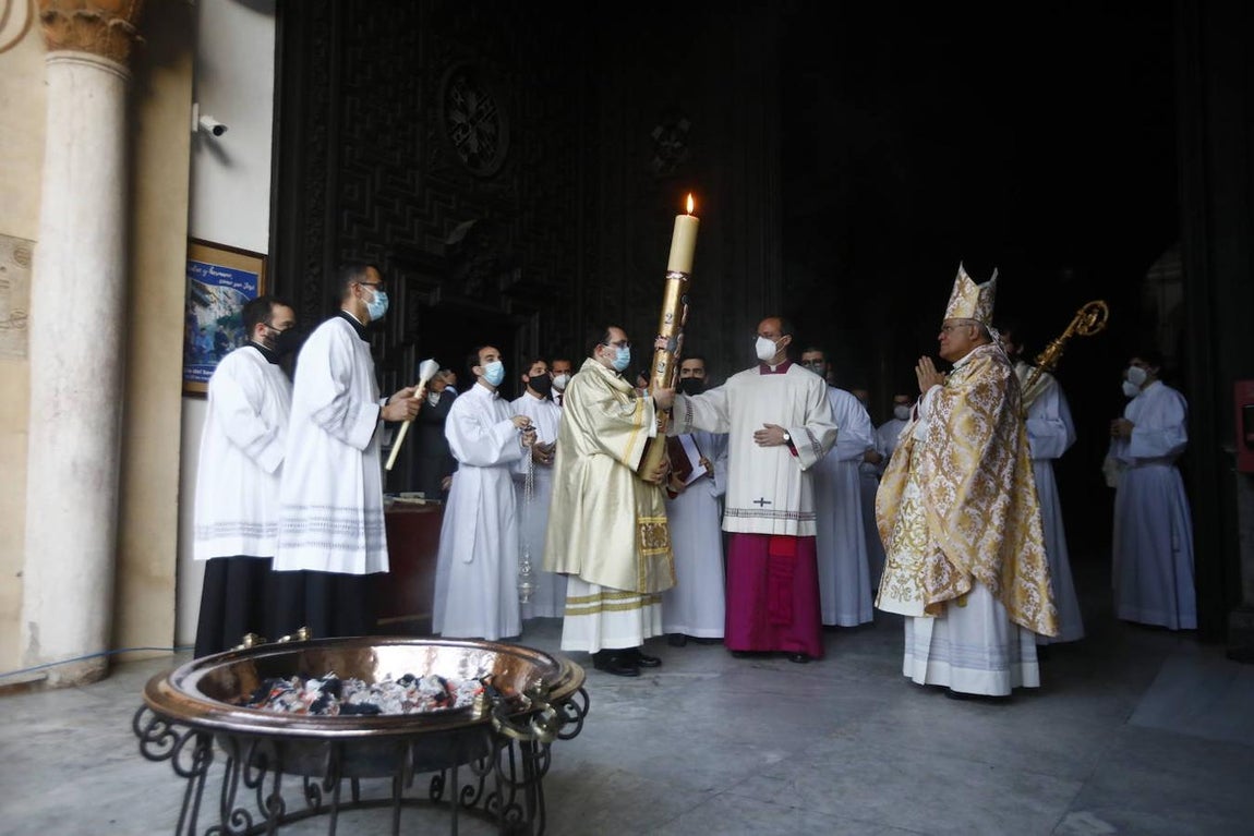La Vigilia Pascual en la Catedral de Córdoba, en imágenes