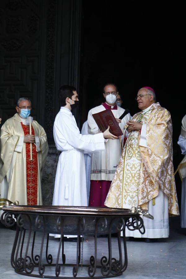 La Vigilia Pascual en la Catedral de Córdoba, en imágenes