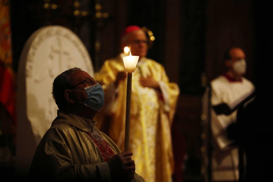 La Vigilia Pascual en la Catedral de Córdoba, en imágenes