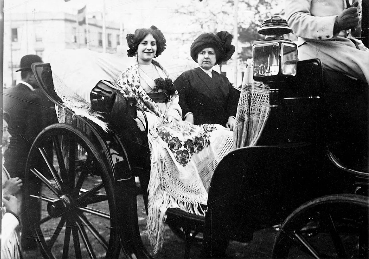 La cupletista Bella Chelito en el concurso de mantones bordados durante la Feria de Abril de Sevilla de 1912