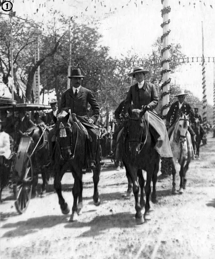 Los infantes don Carlos y doña Luisa paseando por la Feria de Abril de Sevilla de 1918