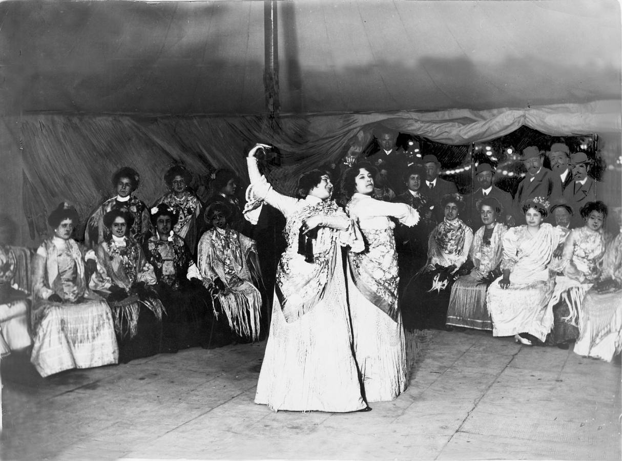 Bailando sevillanas en la caseta del Casino Sevillano durante la Feria de Abril de Sevilla de 1913