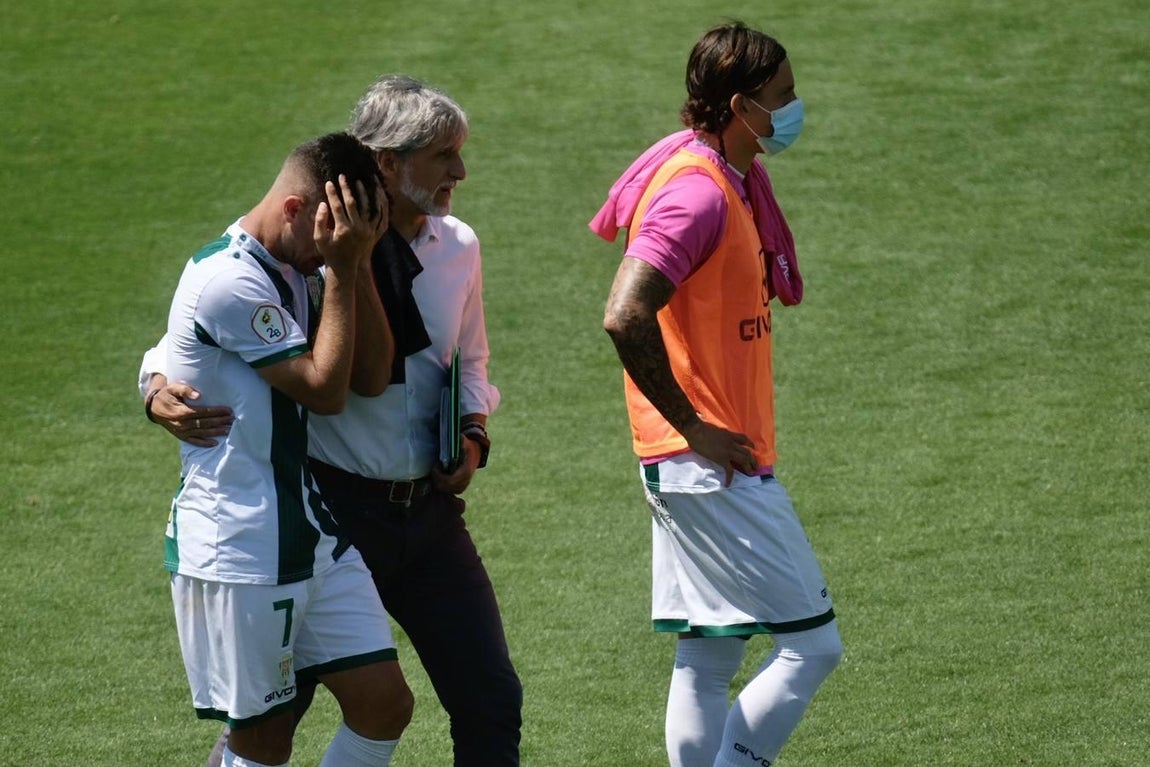 Las lágrimas de algunos jugadores del Córdoba CF tras caer ante el Cádiz B, en imágenes