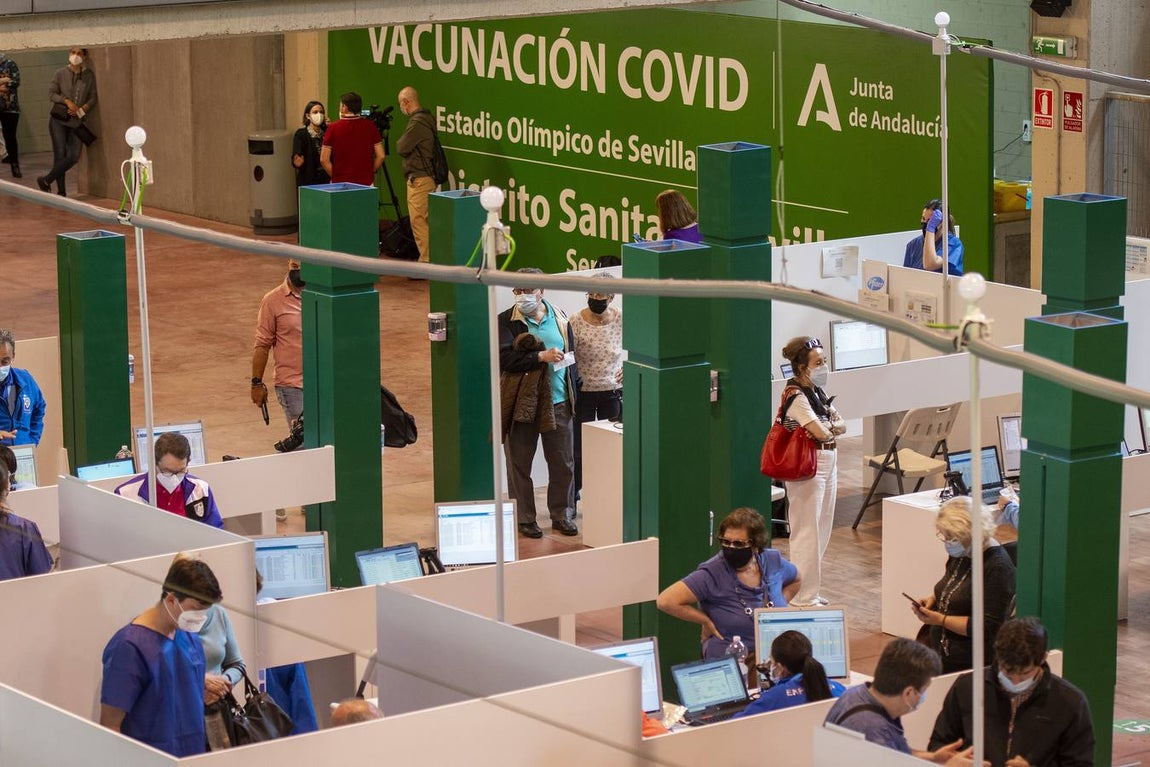 Vacunación masiva en el estadio de la Cartuja