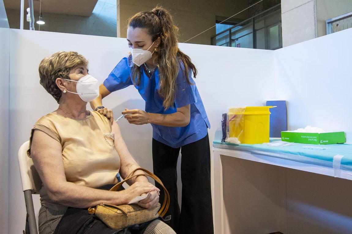 Vacunación masiva en el estadio de la Cartuja