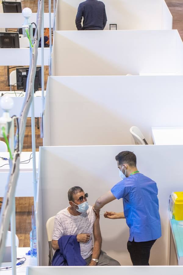 Vacunación masiva en el estadio de la Cartuja