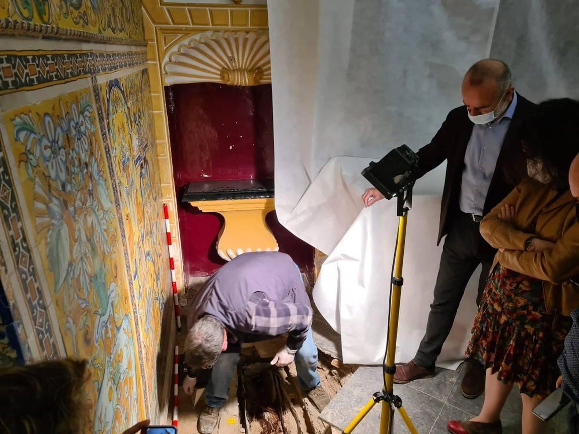 Así se ha descubierto el sarcófago de una niña de la Baja Edad Media en el Alcázar de Sevilla