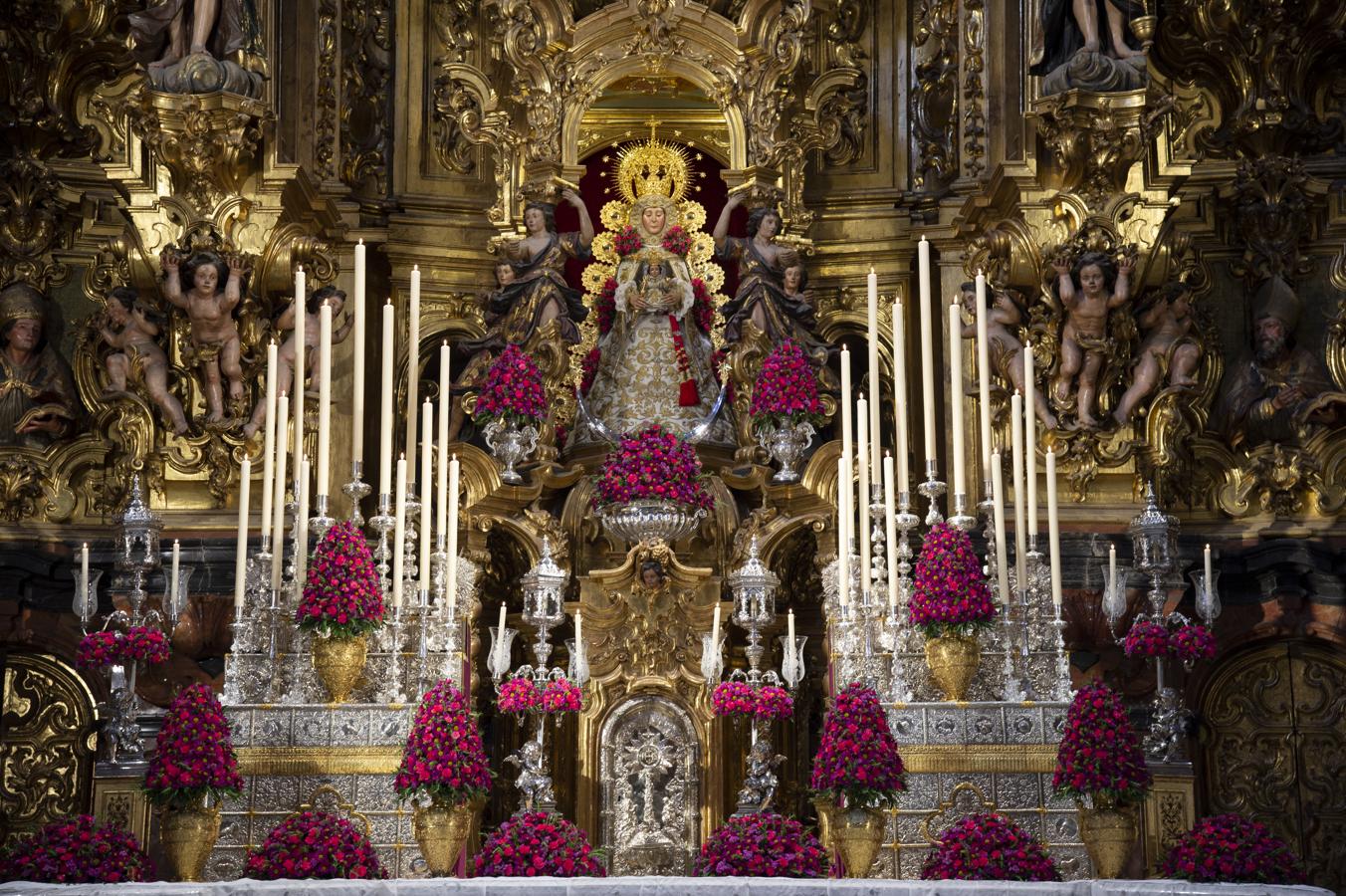 La Virgen del Rocío de Sevilla preside la Colegial del Salvador en los días del quinario de la hermandad