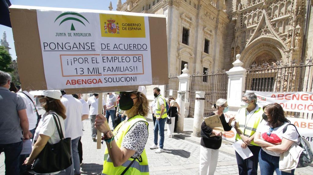 Trabajadores de Abengoa se manifiestan ante la sede de la Confederación de Empresarios de Sevilla