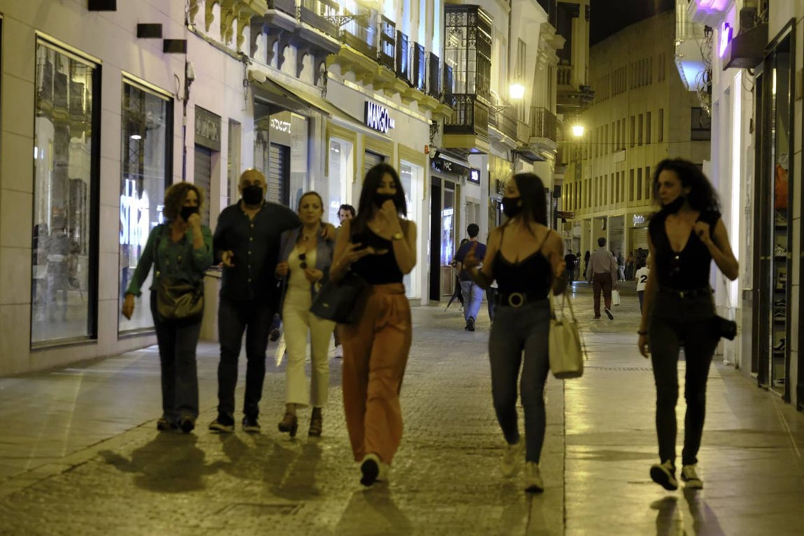 Ambiente en el Centro de Sevilla con el fin del toque de queda